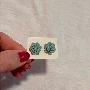 Elegant Floral Stud Earrings in mint